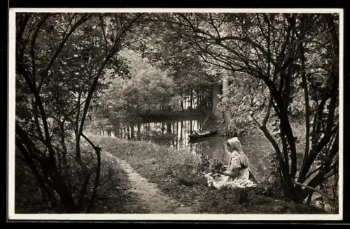 AK Frau in Tracht am Wasser, Wotschofska, Tracht Spreewald