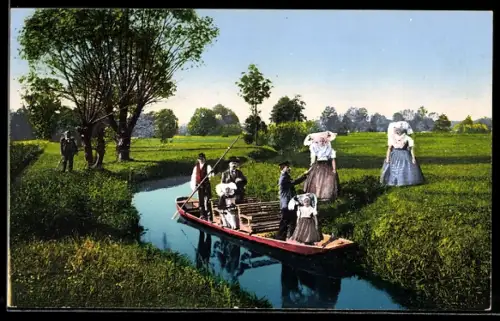 AK Männer und Frauen in spreewälder Tracht auf einem Boot bringen die Post