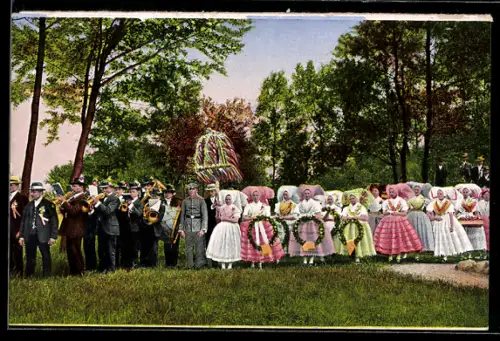 AK Burg /Spreewald, Richtfestzug, Einbringen der Krone