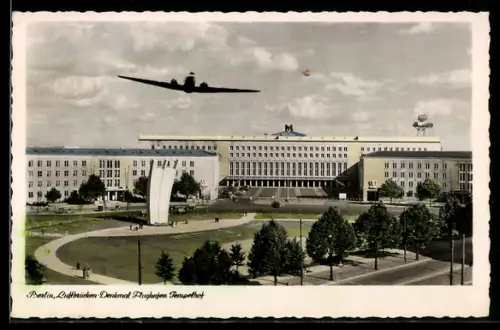 AK Berlin, Luftbrücken-Denkmal, Flughafen Tempelhof, Flugzeug