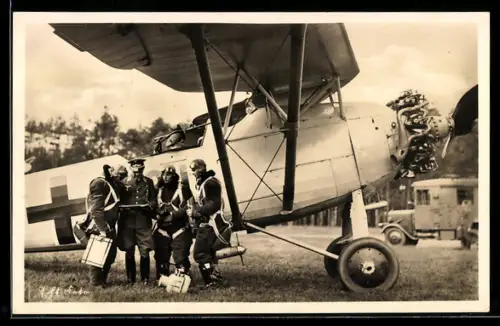 Foto-AK Luftwaffe, Aufklärungsflugzeug vor dem Start, Offizier & Piloten besprechen den Einsatzplan