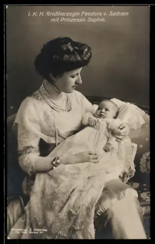 AK Portrait Grossherzogin Feodora mit Prinzessin Sophie auf dem Arm