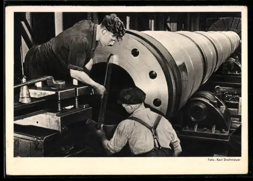 AK Fabrikarbeiter arbeiten an einem Ofen für Kohlehydrierung auf der Drehbank