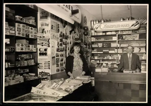 AK Verkäufer in einem Pfeifen- und Schreibwarengeschäft