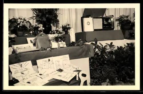 Foto-AK Wohnzimmer mit Radio und Grusskarten