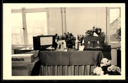 Foto-AK Wohnzimmertisch mit Radio