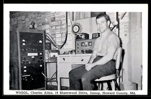 AK Howard County, Md., Charles Allen neben einem Radio
