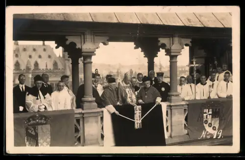 Foto-AK Aachen, Kleriker auf einer Heiligtumsfahrt