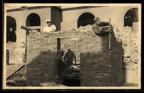 Foto-AK Maurer bei der Arbeit vor Trümmern