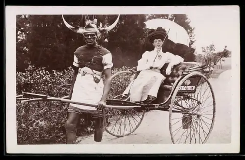 AK Mann in traditioneller Kleidung zieht eine Frau auf einer Rikscha