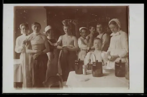 Foto-AK Verwundete mit einer Gruppe Krankenschwestern