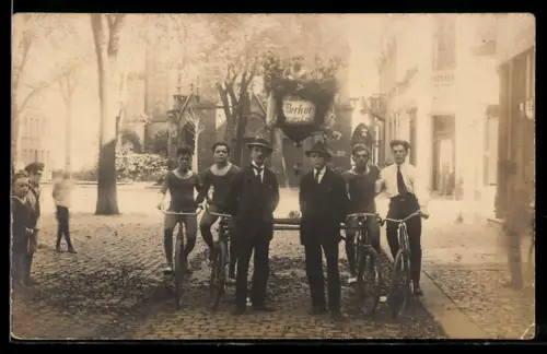 Foto-AK Radsport-Akrobaten in einer Strasse