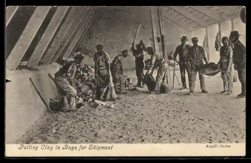 AK Putting Clay in Bags for shipment, Steinbruch