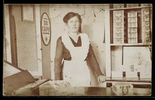 Foto-AK Verkäuferin von Da Capo-Zigaretten mit Schürze