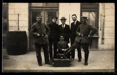 Foto-AK Schuhputzer mit Soldaten in Uniform