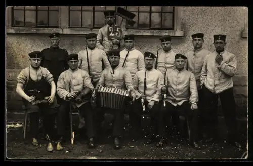 Foto-AK Schuhmacher mit Akkordeon und Reservistenpfeifen