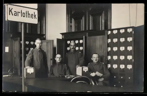 Foto-AK Mitarbeiter in der Kartothek