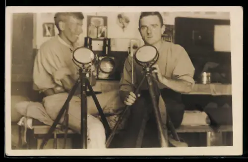 Foto-AK Zwei Männer vom Signalcorps mit Spiegeln