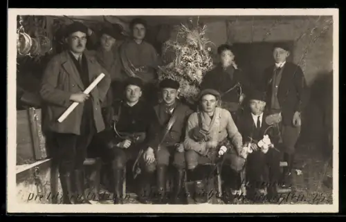 Foto-AK Gruppe von Elektrikern vor einem Weihnachtsbaum
