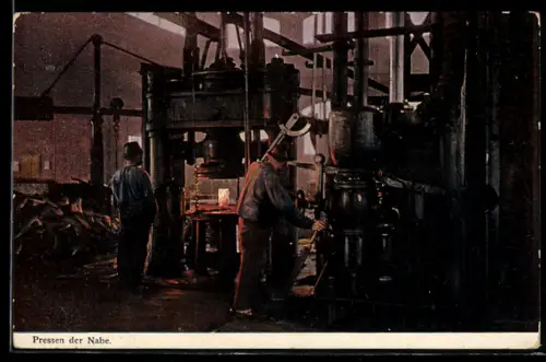 AK Fabrikarbeite beim Pressen der Nabe