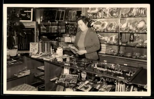 Foto-AK Verkäuferin in einem Geschäft für Besteck und Geschirr