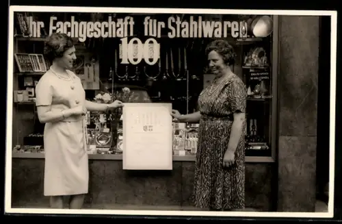 Foto-AK Frauen vor einem Fachgeschäft für Stahlwaren mit Ehren-Urkunde