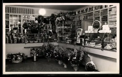 Foto-AK Blumengeschäft, Innenraum mit vielen Blumenkörben und Vasen