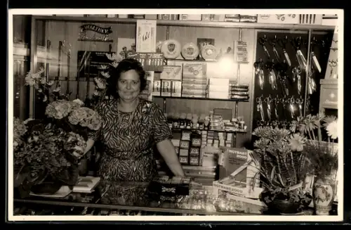 AK Verkäuferin in einem Geschäft für Scheren und Rasierartikel