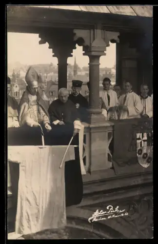 Foto-AK Aachen, Heiligtumsfahrt, Bischof neben anderen Klerikern