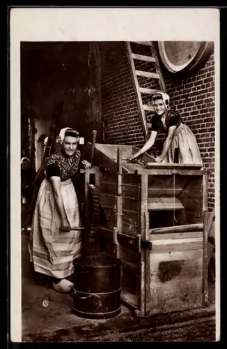 AK Zwei Handwerkerinnen bei der Arbeit