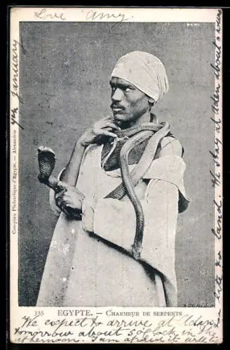 AK Egypte, Charmeur de Serpents, arabischer Schlangenbeschwörer mit einer Schlange um den Hals