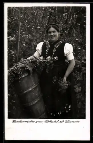 AK Kirschenwirtin als Winzerin mit Weintrauben