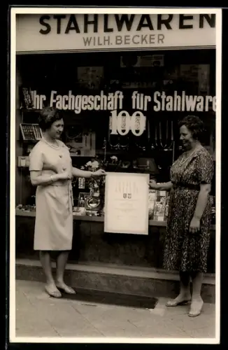 Foto-AK Zwei Frauen mit Ehren-Urkunde vor Stahlwarengeschäft Wilh. Becker