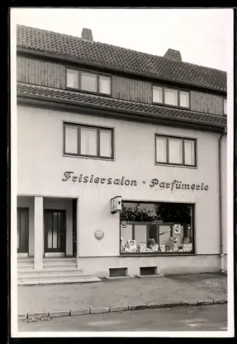 AK Schaufenster von einem Frisiersalon und Parfümerie