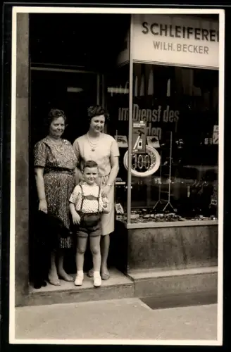 Foto-AK Zwei Frauen und Kind neben Schleifereigeschäft Wilh. Becker