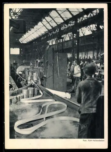 AK Düsseldorf, Partie im Bandiesenwalkzwerk mit Fabrikarbeitern