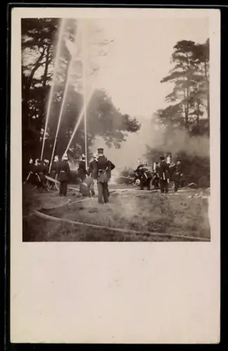 Foto-AK Feuerwehrmänner bei Löscharbeiten