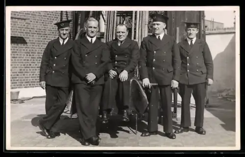 Foto-AK Gruppe Feuerwehrmänner in Anzügen