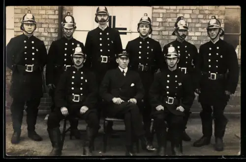 Foto-AK Feuerwehrmänner in Uniformen