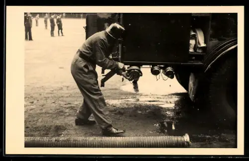 Foto-AK Feuerwehrmann der Feuerwehr Soltau an einem Löschfahrzeug 1952