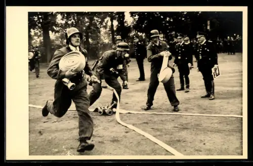 Foto-AK Feuerwehrmänner der Feuerwehr Soltau beim Bezirkswettkampf 1952