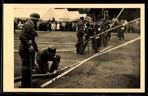 Foto-AK Feuerwehrmänner in Uniformen der Feuerwehr Soltau beim Bezirkswettkamp 1952