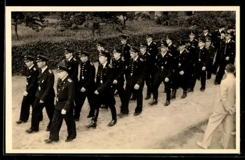 Foto-AK Feuerwehrmänner der Feuerwehr Soltau marschieren 1954