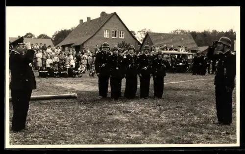 Foto-AK Feuerwehrmänner der Feuerwehr Soltau beim Bezirkswettkampf 1960