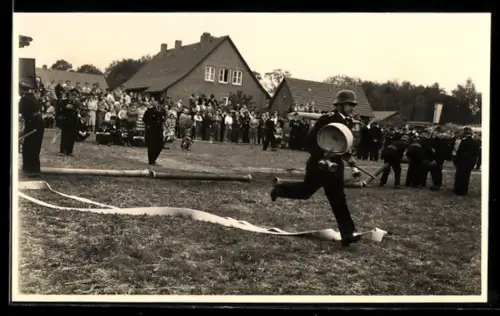 Foto-AK Feuerwehrmänner der Feuerwehr Soltau beim Bezirkswettkampf 1960