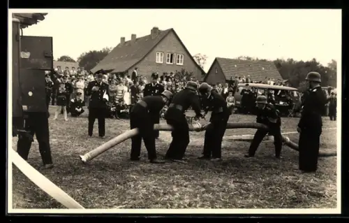 Foto-AK Feuerwehrmänner der Feuerwehr Soltau in Uniformen beim Bezirkswettkampf 1960