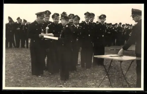 Foto-AK Feuerwehrmänner der Feuerwehr Soltau in Uniformen 1960