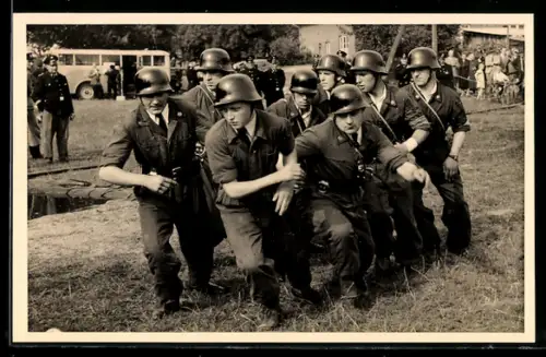 Foto-AK Feuerwehrmänner der Feuerwehr Soltau 1954, Bezirkswettkampf