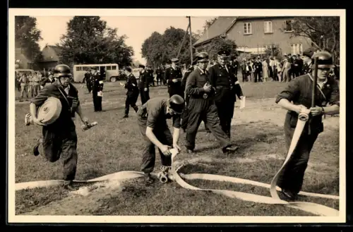 Foto-AK Feuerwehrmänner der Feuerwehr Soltau mittem im Bezirkswettkampf 1954
