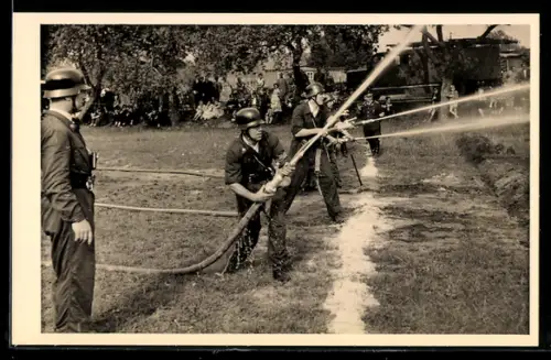Foto-AK Feuerwehrmänner der Feuerwehr Soltau mit Löschschläuchen beim Bezirkswettkampf 1954